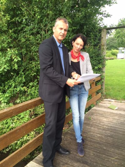 Leingartens Bürgermeister Ralf Steinbrenner mit Susanne Bay während der Begehung des Eichbottgrabens